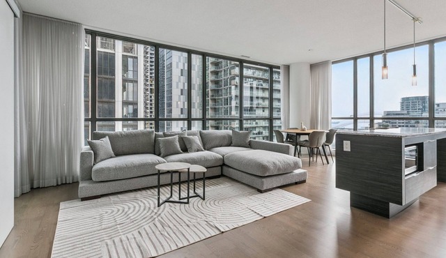 Luxury Downtown Apartment 2bed2bath | Parking| Pool | Gym in Toronto