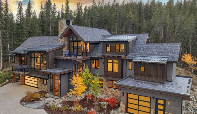 Luxury estate with swim spa, game tables, fire pit, all minutes from downtown Breck and the slopes! in Blue River