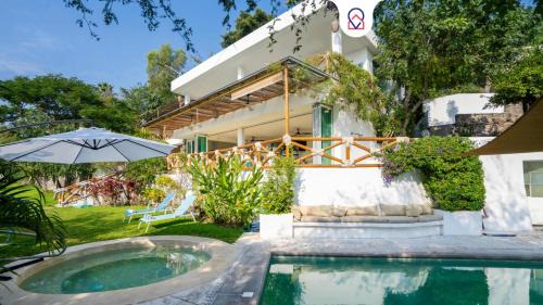 Luxury House with Pool fire Pit & Lake view in Tequesquitengo