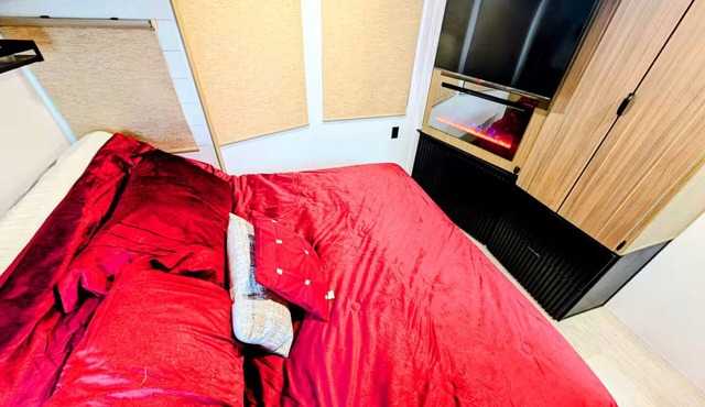 Luxury Indoor Glamping! 38 minutes from Chicago in Crete