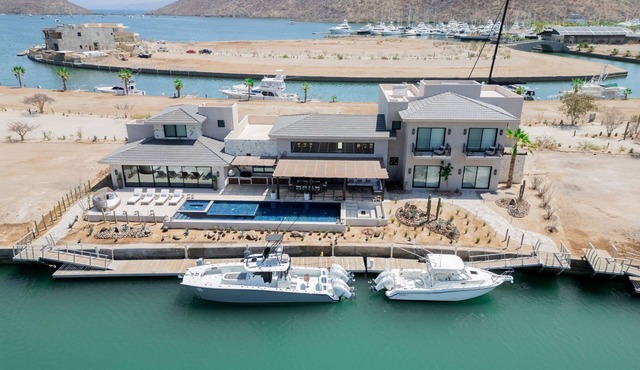 Luxury Loreto Villa - 6bdr - Waterfront - 150ft Private Dock - Gated Security in Puerto Escondido
