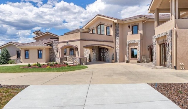 Luxury Mansion Retreat, Sleeps 16+ ,Panoramic VIEWS 36 Acre Land .in the city . in Castle Rock
