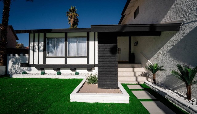 Luxury Pool Home | Spa Bathroom | Outdoor Kitchen | Near the Strip in Las Vegas