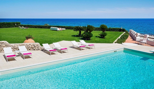 Luxury seafront villa with pool - 12 pax in Siracusa