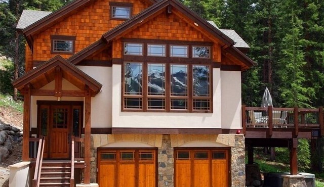Luxury Ski Haus - Views, privacy, hot tub, town 7 min, Sleeps 10 w max 8 adults in Breckenridge