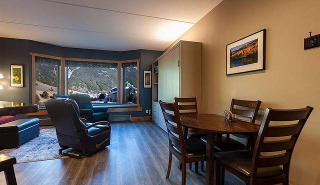 LUXURY STUDIO+BUNK ROOM, VIEWS, MINS TO LIFTS/SHOPS, ONSITE HOT TUB, GARAGE in Copper Mountain