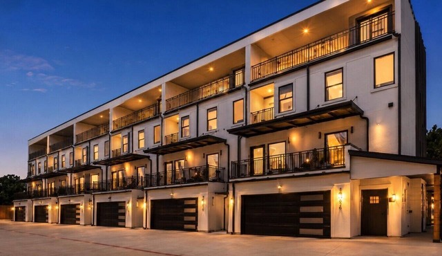 Luxury Townhome E. Walk to AT&T Stadium. Rooftop Terrace + Game Room. Sleeps 10. in Arlington