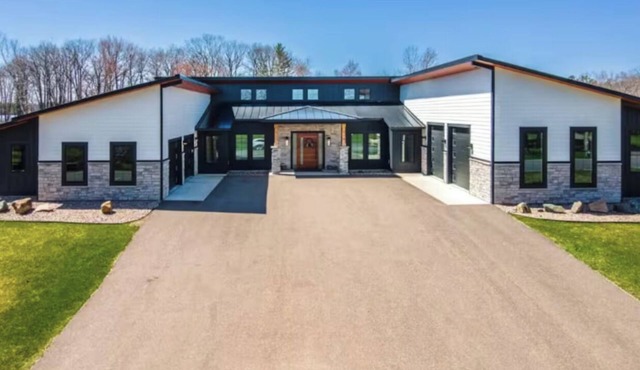 Luxury Waterfront Retreat in Schofield in Schofield