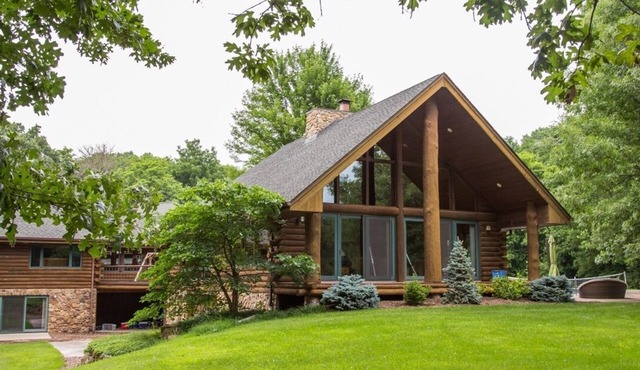 Massive Private Family Log Cabin Lodge: Pool, Pickleball-Fun for All! 100+ acres in Fulton