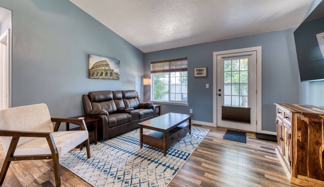Modern 3BR w/Mountain Views Sleeps 8 2 car garage plus extra parking in Hamilton