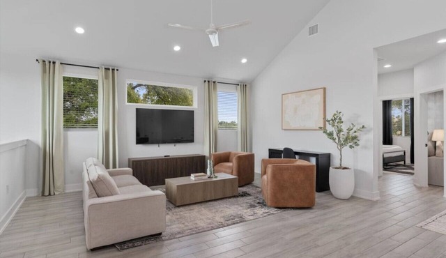 Modern Austin Townhouse with Balcony, Comfy Beds & Reserved Parking in Austin