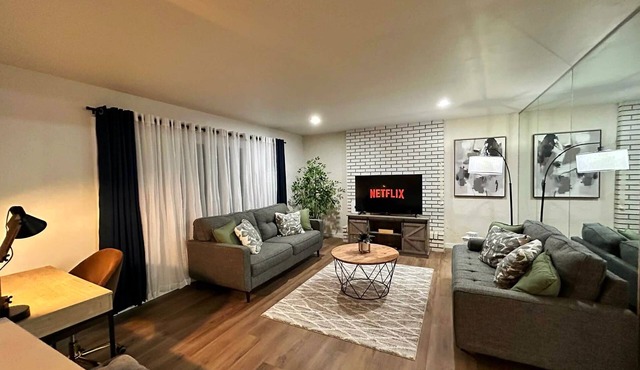 Modern Comfort Stay Near Chicago/ Pet-Friendly/Parking /Sleeps 6 in Munster