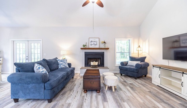 Modern Farmhouse 4BR w/Fenced Huge Yard/Family and Dog Friendly/15 min to Beach in Jupiter