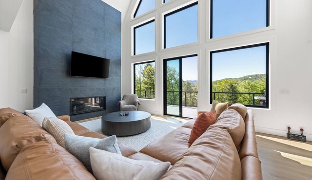 Modern Mountain Luxury Escape in Thornton
