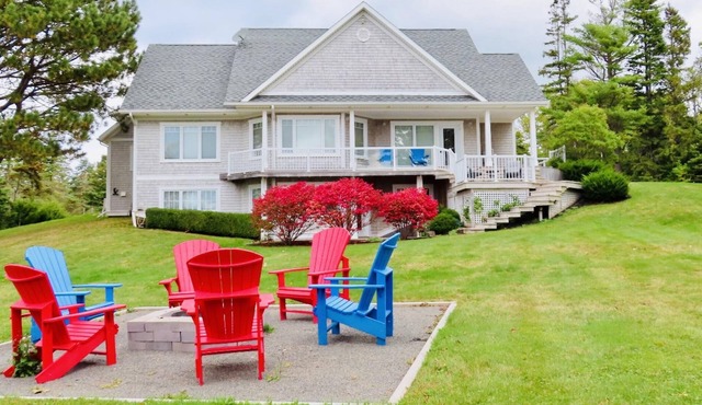 Modern, spacious 4 bedroom waterfront vacation home near Cavendish in Stanley Bridge