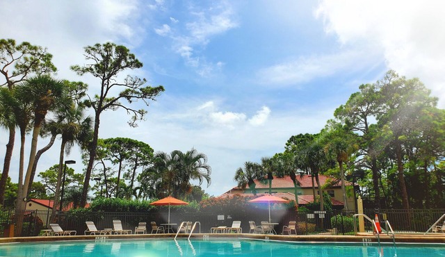Modern, Spacious Villa close to #1 Siesta Key Beach! FreeWiFi, Updated ,Hot tub in Sarasota