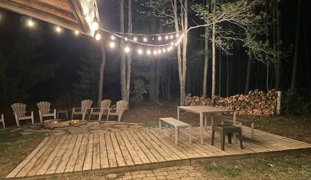 modern “treehouse” retreat for friends & family in Merrillan