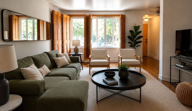 Mont-Royal St. West. Studio Condo Facing Jeanne-Mance Park, calm and peaceful in Montréal