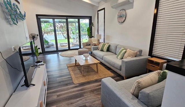 MOOLOOLABA CANAL HOME - Modern 4Bedroom with Spa, Sauna and Private Pontoon - NEW proprietor 2024 in Mooloolaba