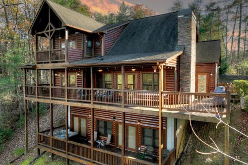 Moonlight Mountain Cabin - Great views and a hot tub in Blue Ridge
