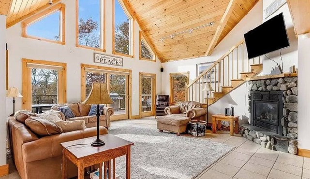 Mountain Haven: A cozy 5-bedroom chalet only 6 miles from Sugarloaf access road! in Carrabassett Valley