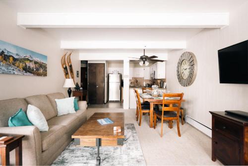 MTN View - Close to Lifts - Heated Pool - Copper in Wheeler Junction