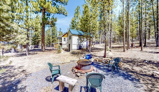 Multiple Unit Retreat w/ Firepit & Enclosed Yard in Crescent