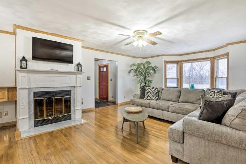 Nature’s Haven Farmhouse in Pickerington w/Deck in Pickerington