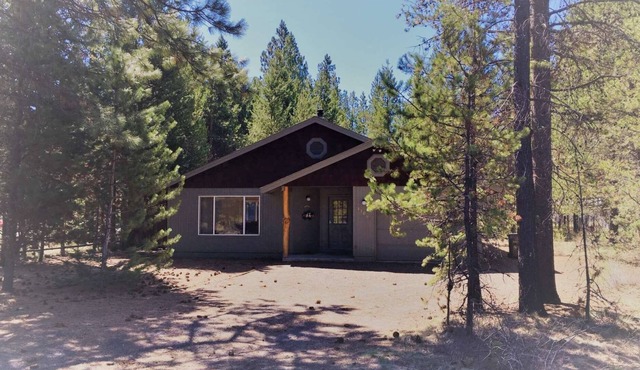 Near Sunriver! Discount for Extended Stay, Bikes & Ping Pong, Patio w/ Grill, Close to Golf & Skiing in Sunriver