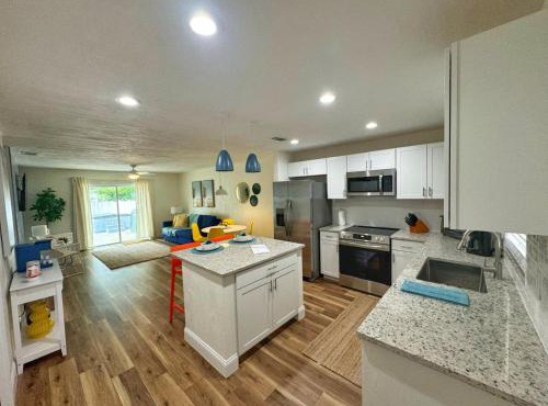 NEW - Amazing Sunshine - Up 6 Guests-Private Backyard in Port Orange