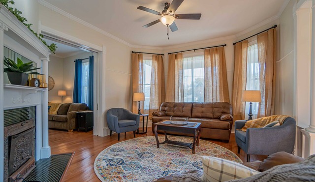 Newly remodeled historic house just steps from the WASHINGTON SQUARE! Sleeps 10! in Washington
