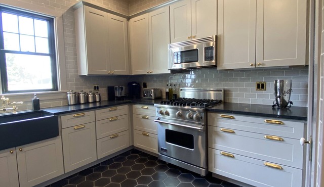 Newly Renovated Designer 3-BR/2-BTH Carriage House in Athens! in Athens
