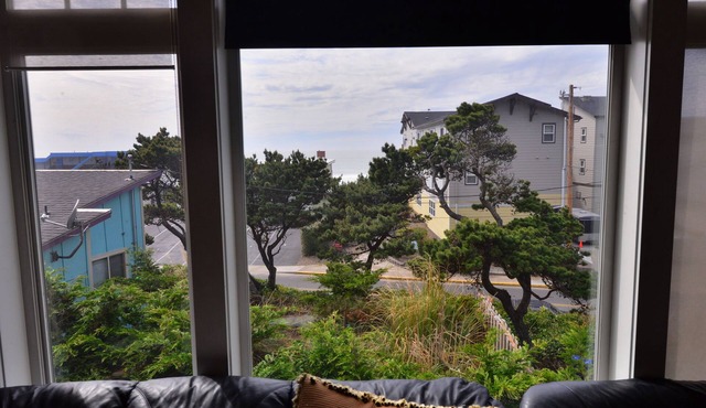 November 20% SALE!MIN WALK TO THE SAND!OCEAN VIEW HOUSE HOT TUB in Lincoln City