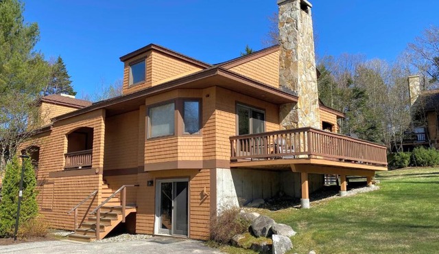 O7 Slopeside Bretton Woods Resort cottage with upscale stylings cozy decor tons of space in Carroll