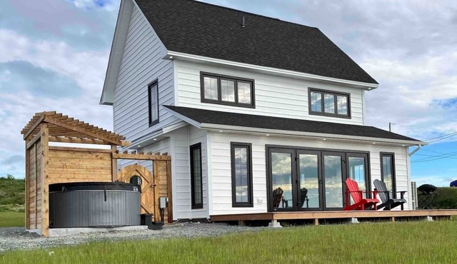 Ocean Front 3Bdrm Saltbox 'SeaForever' w/Hot Tub in Port de Grave