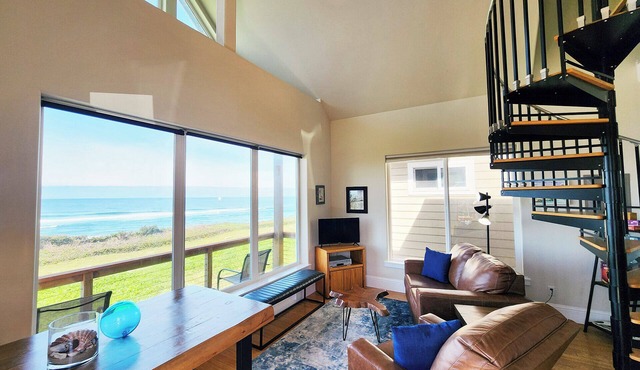 Ocean Front Cottage! Dog Friendly! Sleeps up to Four! in Yachats