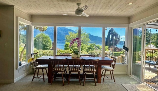 Ocean & Mountain View Captain`s Cottage in Bowen Island