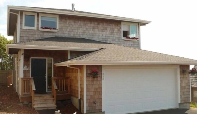 Ocean View with 3 Master Suites in Roads End! in Lincoln City