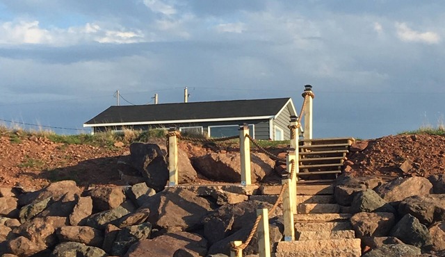 Oceanfront Jewel Getaway! PEI oceanfront cottage just minutes from Cavendish. in New London