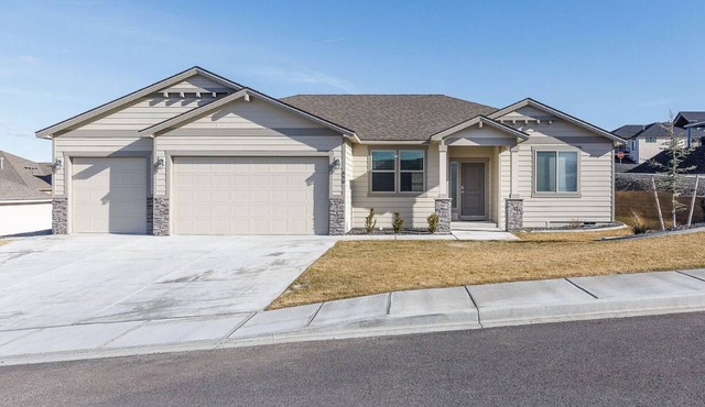 One-Level 4BR Home - Sunshine, Wine & Dine in West Richland