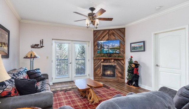 ONE MINUTE OFF PARKWAY BUT VERY PEACEFUL, 3RD FLOOR in Pigeon Forge