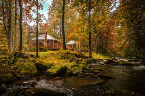 Otter Creek Luxury Yurt - Creekside Glamping with Private Hot Tub in Topton