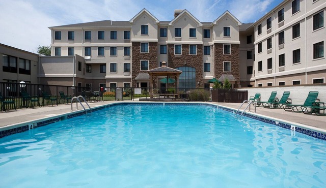 Outdoor Pool. Free Breakfast. Only 10 Min to University of Delaware! in Newark