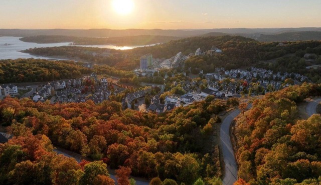 Ozarks Family Escape – 2BR Walk-In Villa Near Branson Fun in Branson