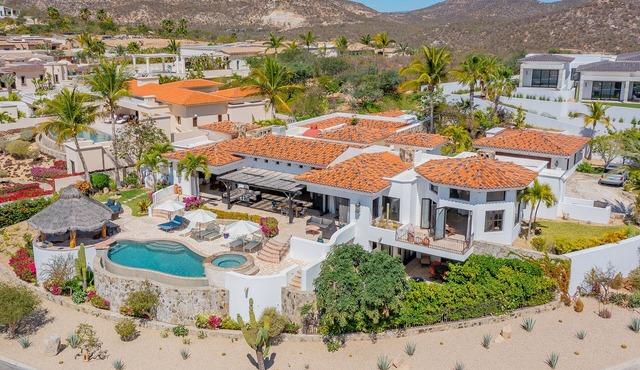 Pamper Yourself in 5 Star Luxury! Stunning Ocean Views, Beach Club, Golf, Pool. in La Playita