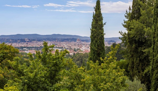 Panoramic and independent villa surrounded by greenery one step from Florence in firenze