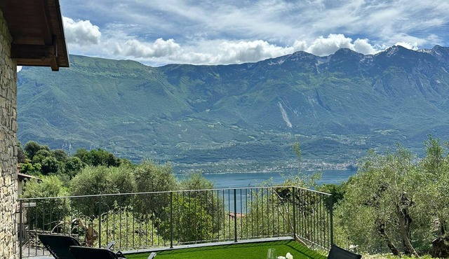 Panoramic villa overlooking Lake Garda and mountains, a stone's throw from Limone sul Garda in Bassanega
