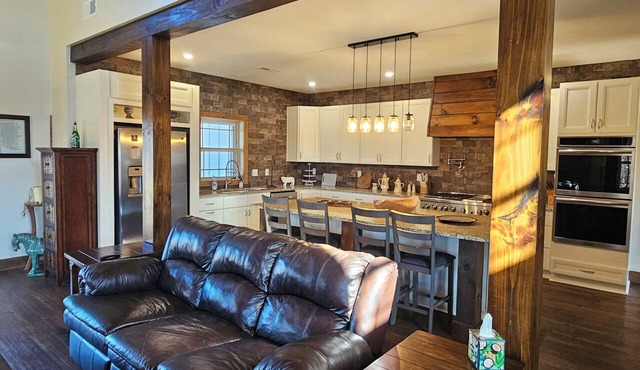 Peaceful 3-bedroom farmhouse on working dairy farm in Dobson