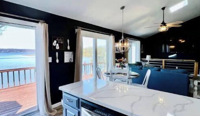 Peaceful Sunsets in Waterfront Cottage Includes 2 Kayaks, Sleeps up to 6 in East Peoria