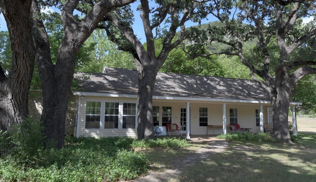 PeachTree Cottage near Lost Maples in Vanderpool